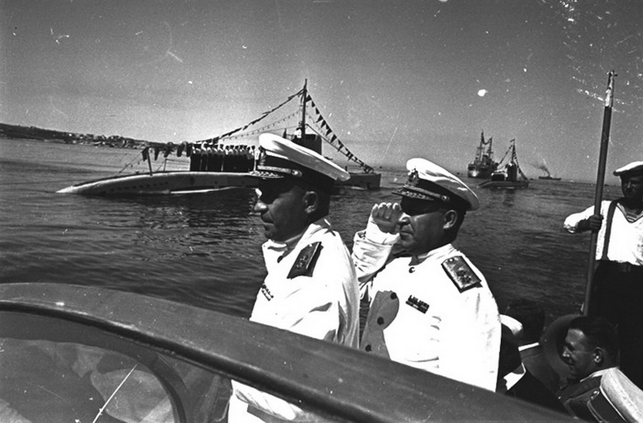 Вице-адмирал Басистый слева и Азоров справа принимают парад кораблей в День ВМФ 1945 02