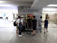 Автомат для продажи батончиков в метро