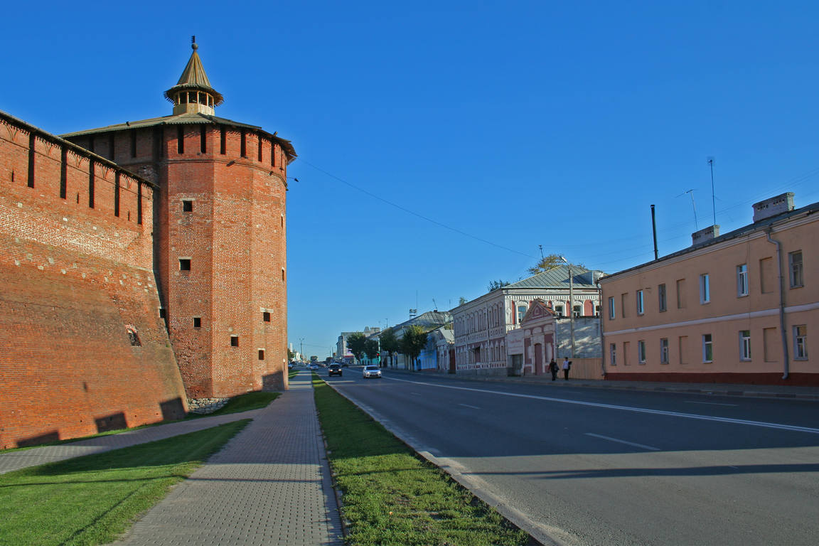 Old Kolomna town - Oktyabrskoy Revolyutsii Street and the Kremlin