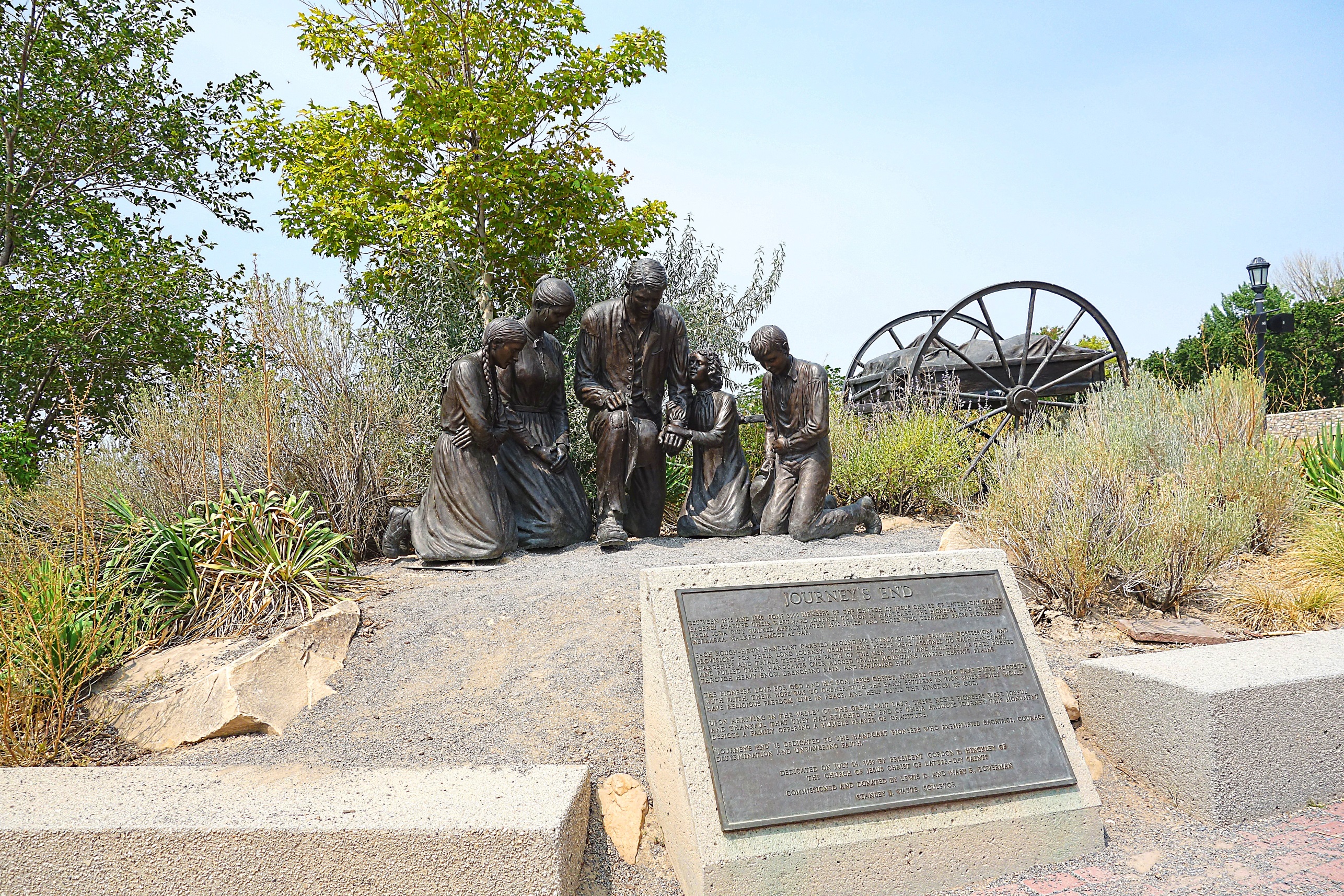Памятник первым поселенцам в мормонской деревне. Фото Морошкина В.В.