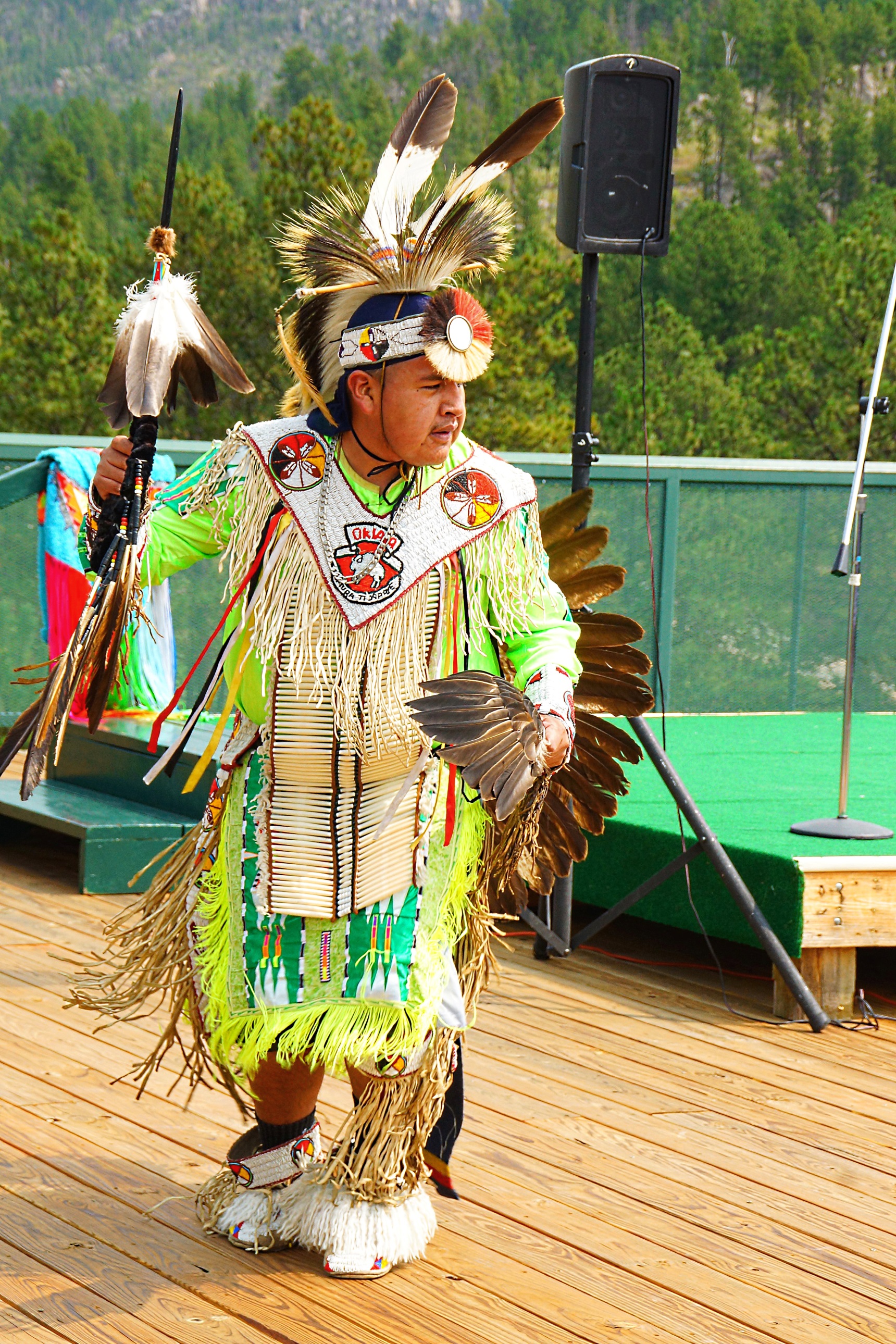 Выступление с танцами индейца племени дакота в туркомплексе Неистового Коня. Фото Морошкина В.В.