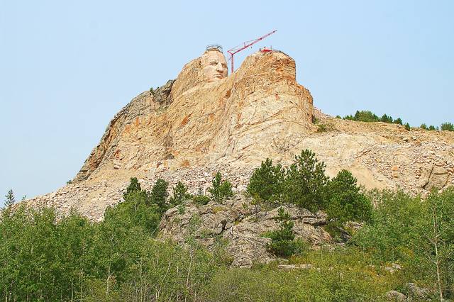 Строящийся грандиозный памятник вождю Неистовый Конь в горах Блэк-Хиллс. Фото Морошкина В.В.