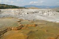 Разноцветный туф в Йеллоустоунском парке. Фото Морошкина В.В.