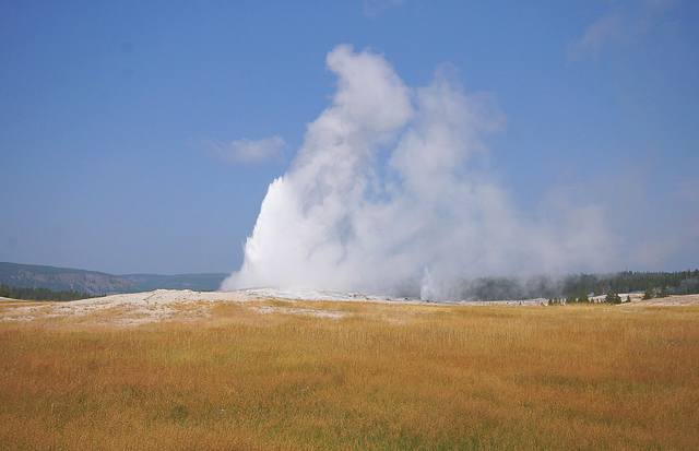 Начало извержения гейзера Старый Служака. Фото Морошкина В.В.