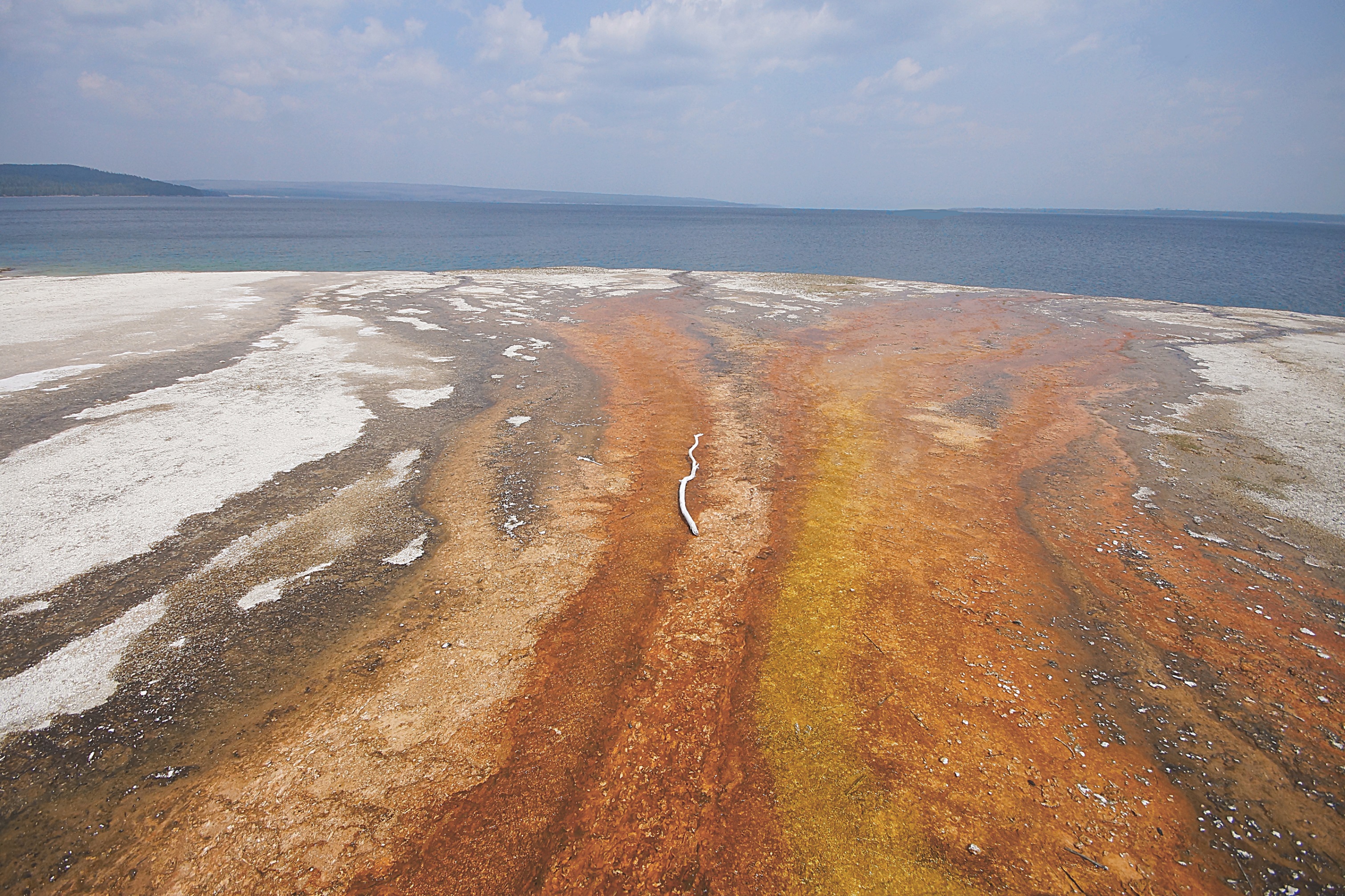 Отложения цветного туфа около Б. пресного озера. Фото Морошкина В.В.