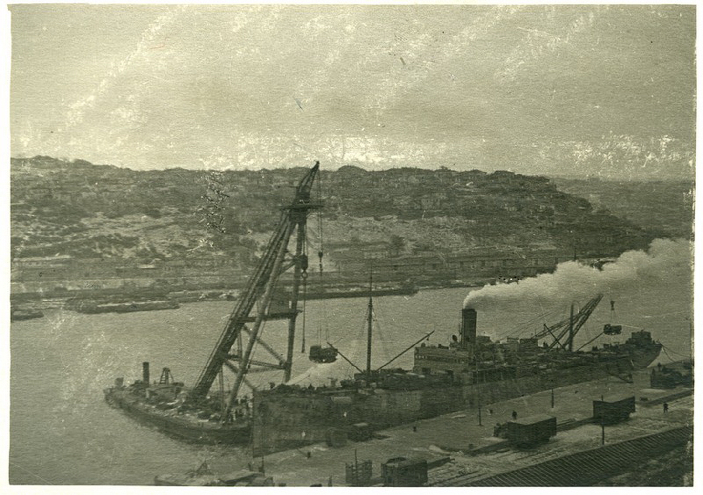 Транспорт с военными грузами прибыл в Севастопольский порт 1942