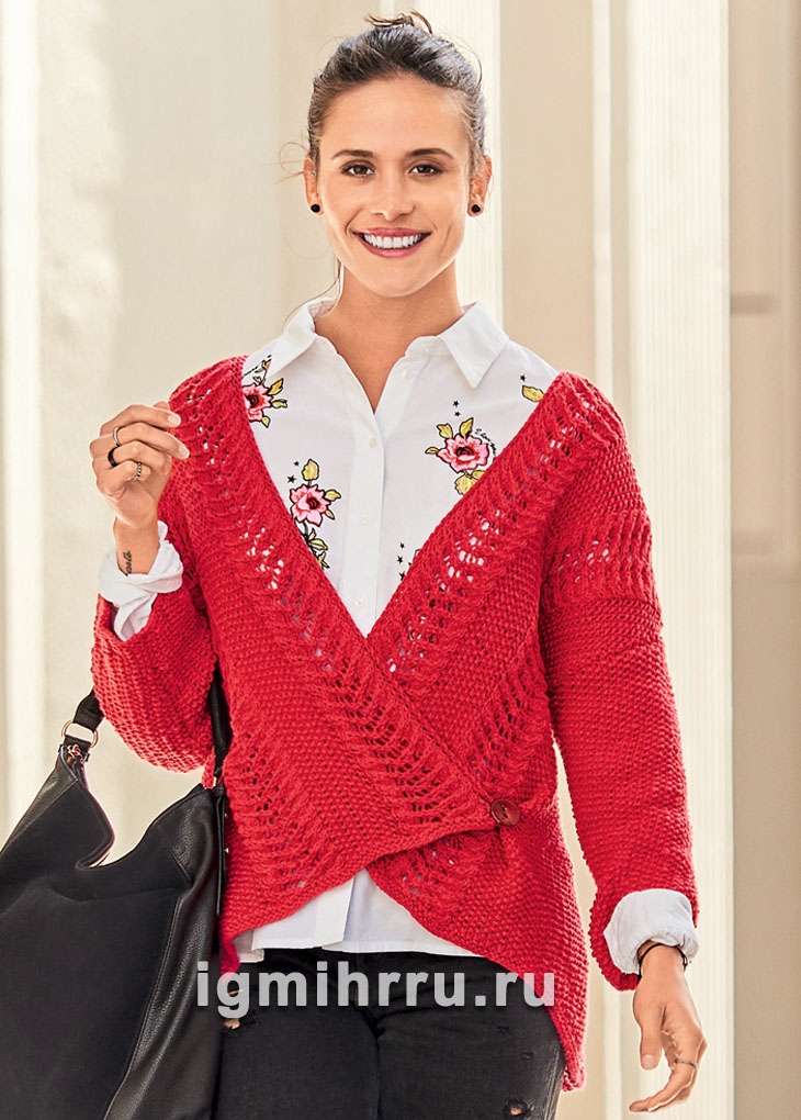 Асимметричный красный жакет с ажурным узором. Вязание спицами