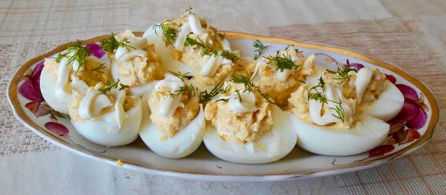 Яйца фаршированные крем-сыром с карри и коньяком