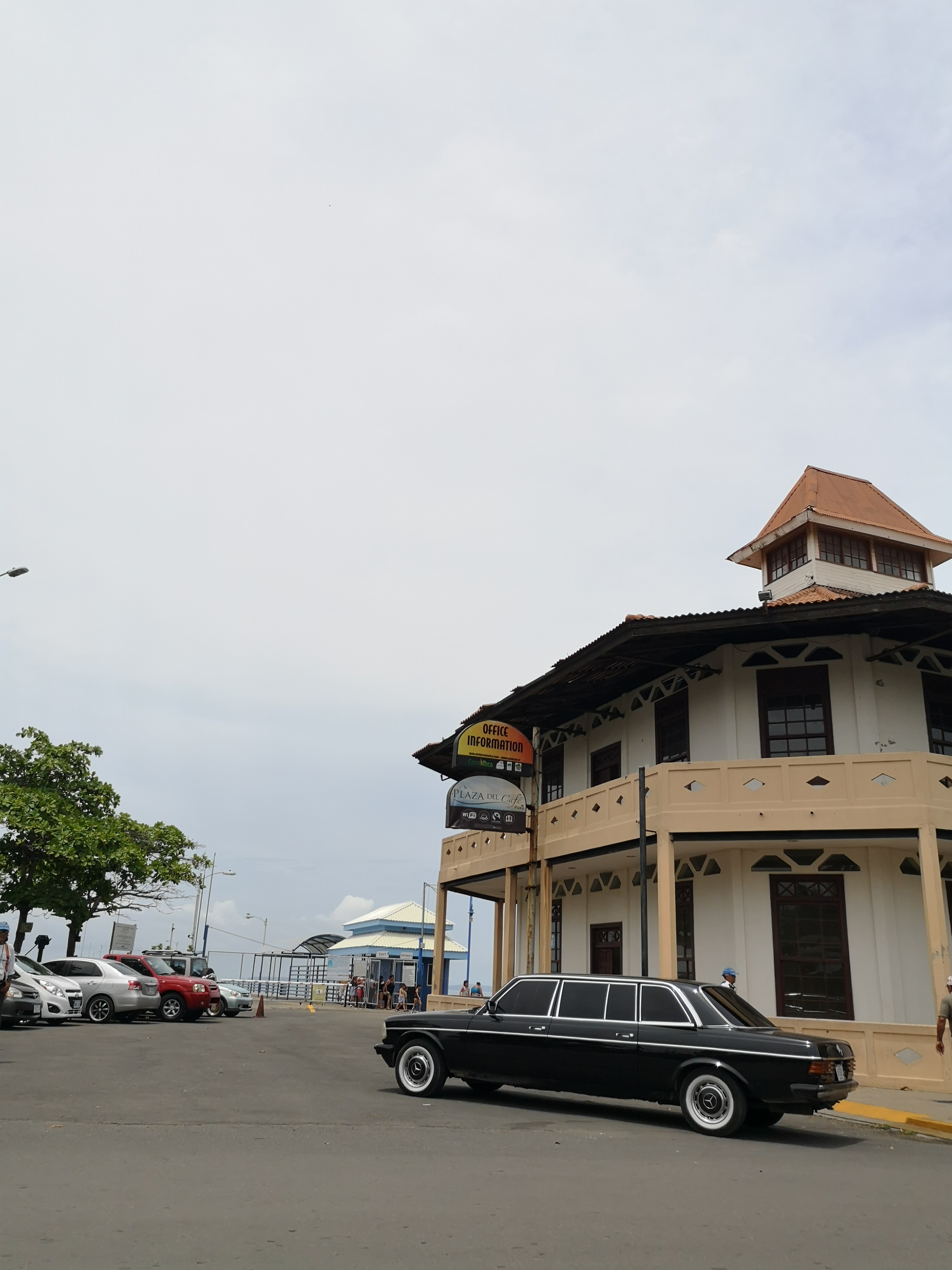 Antigua Capitanía del Puerto. COSTA RICA 300D MERCEDES LANG LIMOUSINE