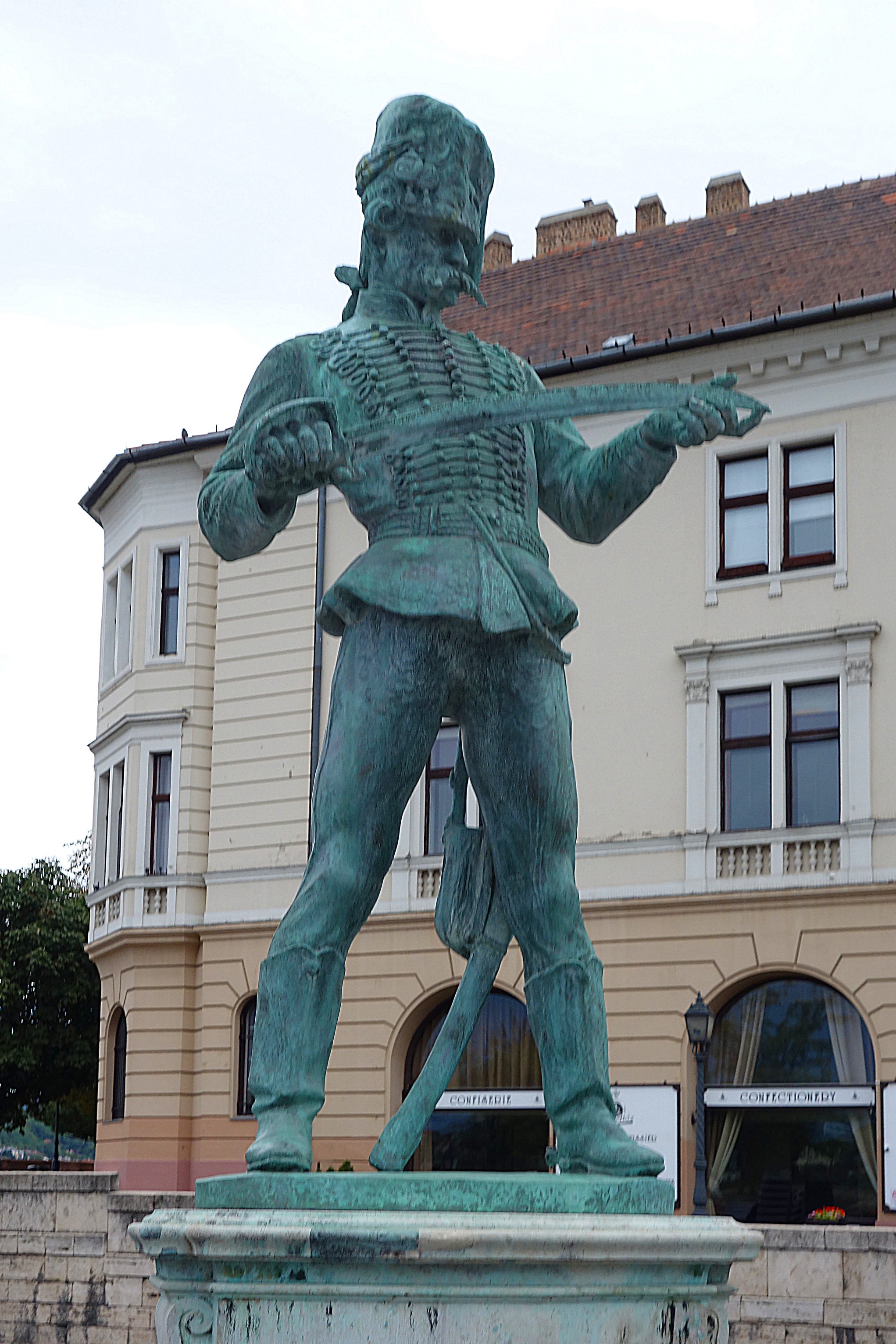 Статуя Венгерского Гусара у Королевского Дворца. Фото Морошкина В.В.