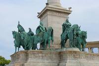Статуи воинов у Колонны на пл. Героев. Фото Морошкина В.В.
