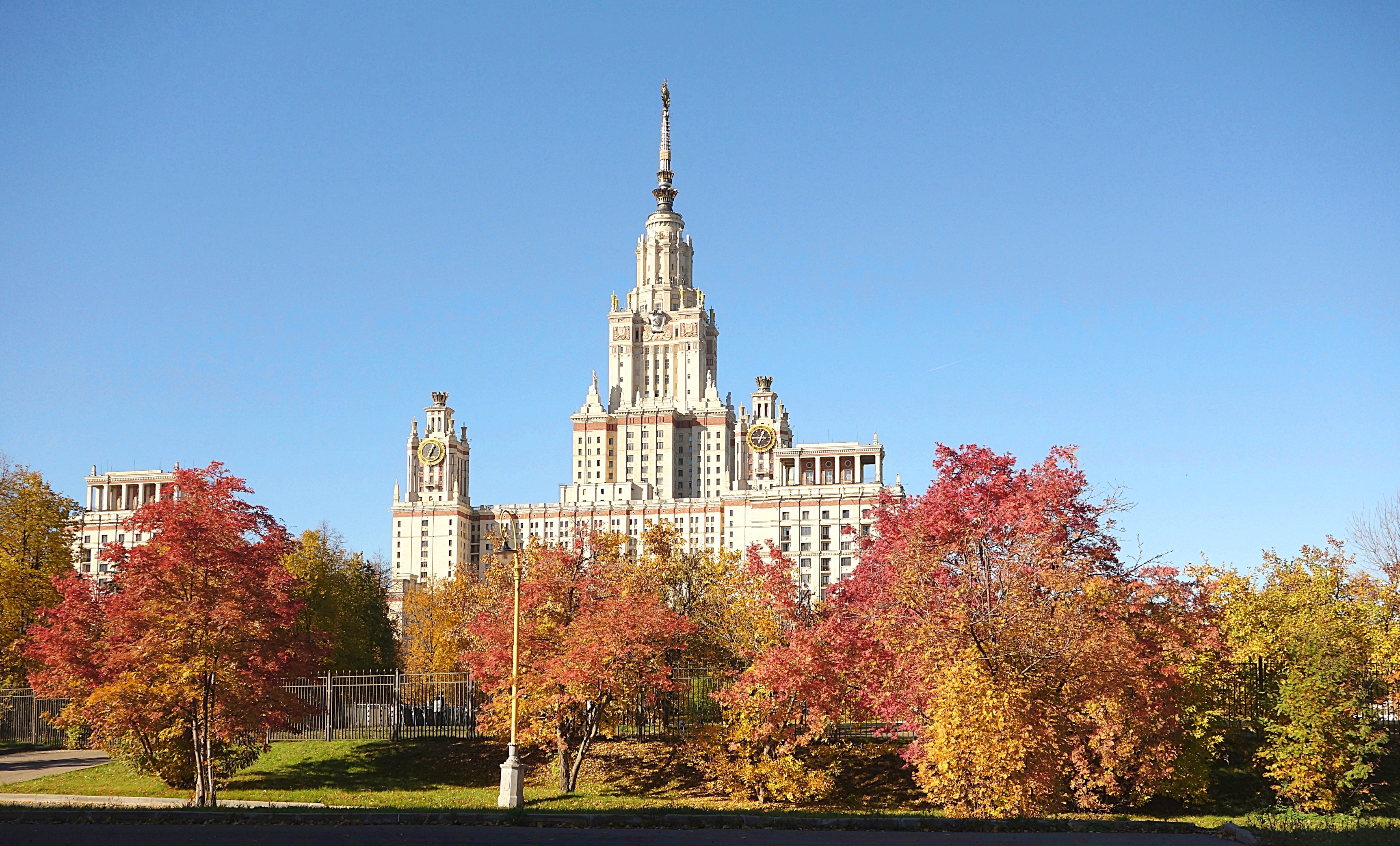 Здание МГУ в октябре 2018 г. Фото Морошкина В.В.