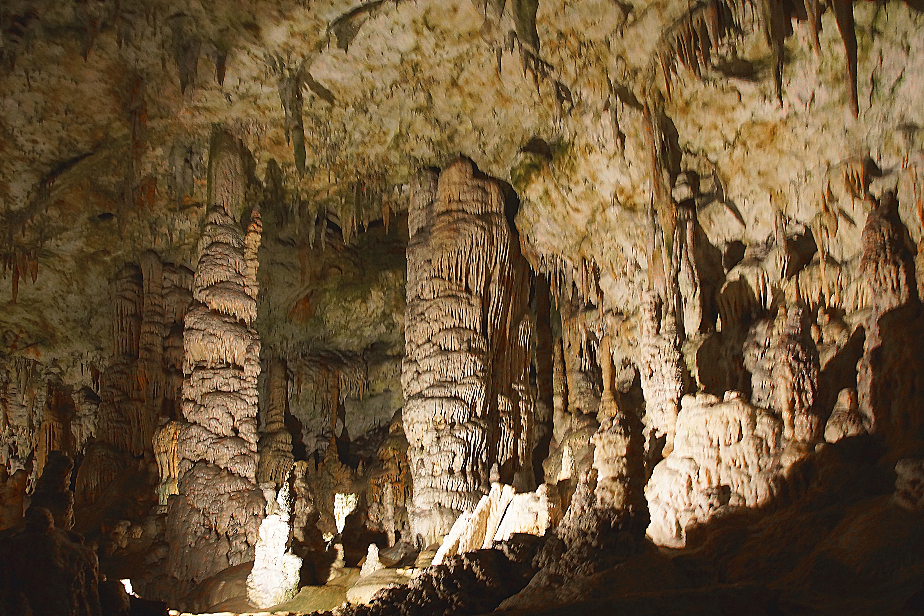 Кальцитовые сталагмиты в пещере. Фото Морошкина В.В.