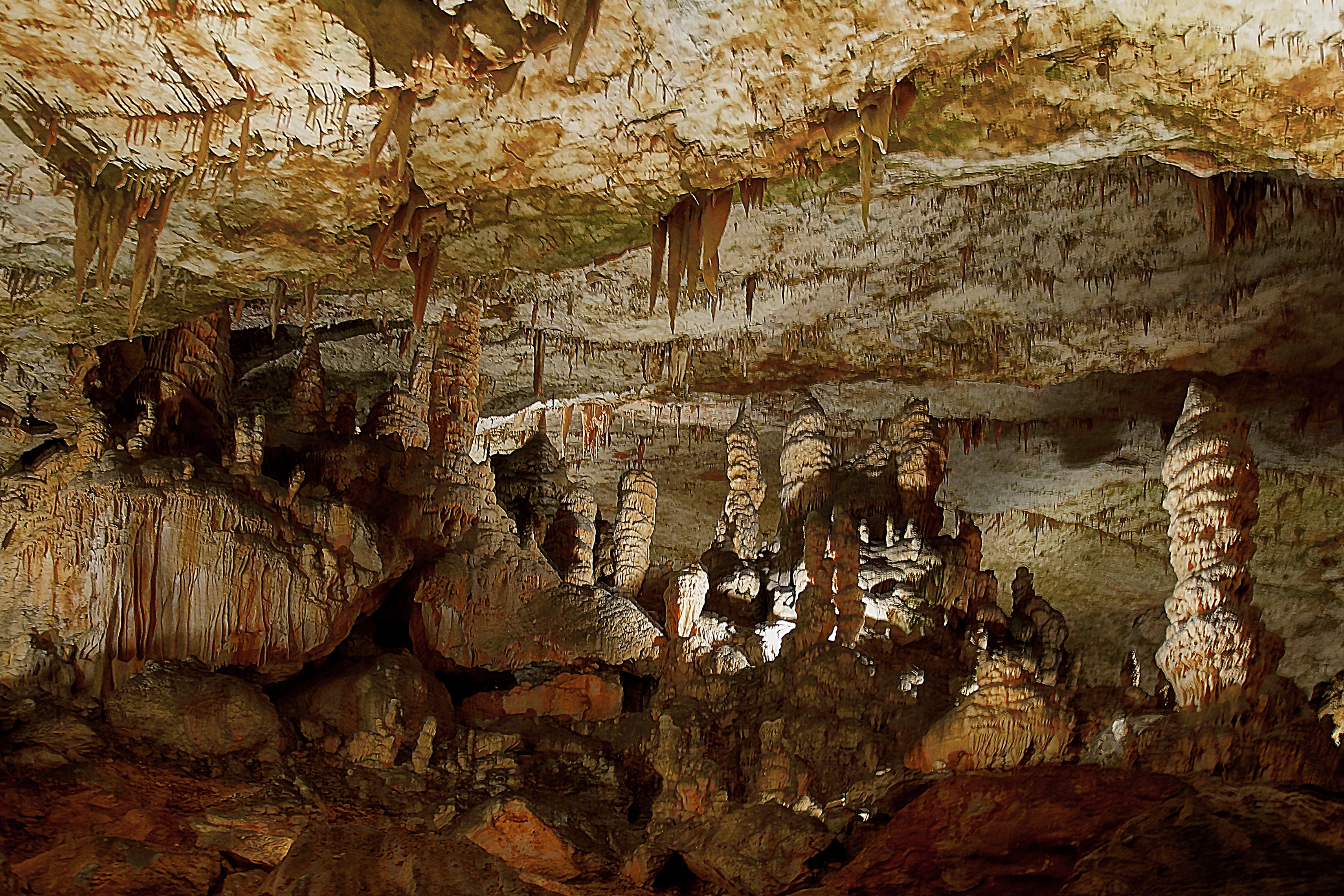 Сталагмит-сталактитовый зал пещеры. Фото Морошкина В.В.
