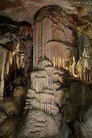 Крупный пагодообразно-ребристый сталагмит. Фото Морошкина В.В.