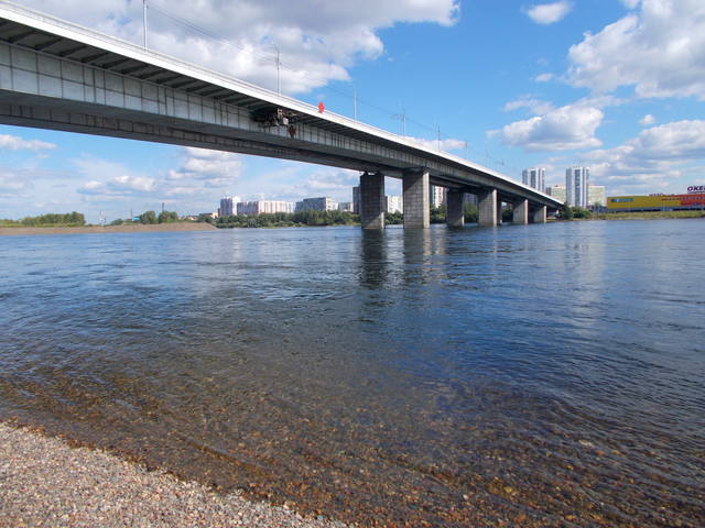 Остров Татышев, Октябрьский мост