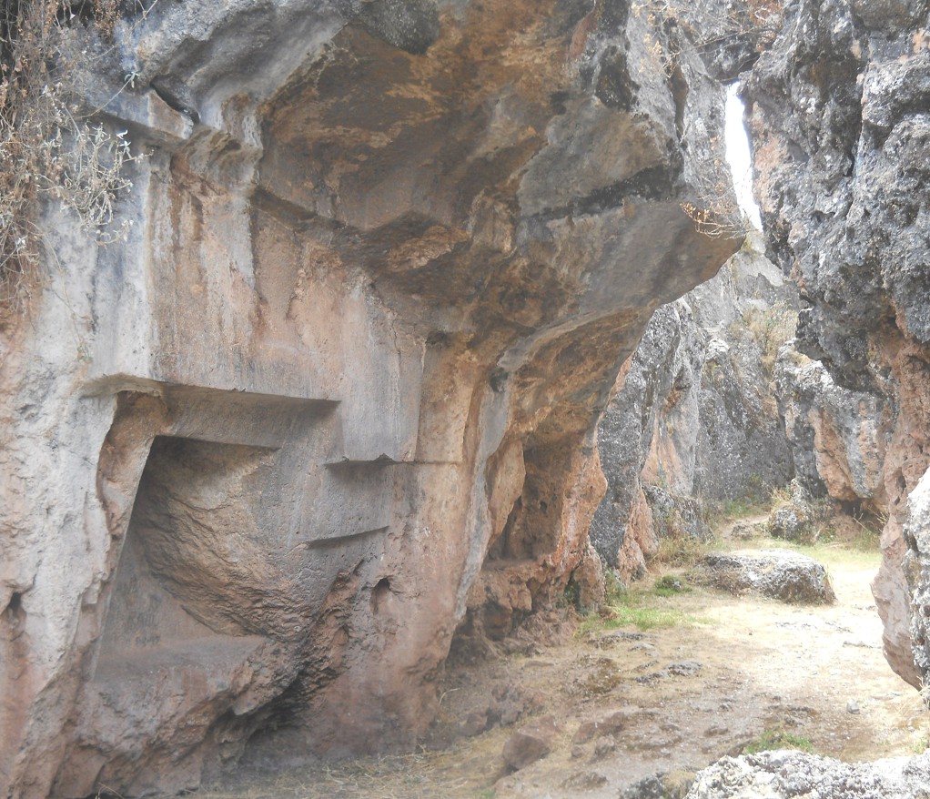 037-038-roca-c-tronos-volteados-panorama