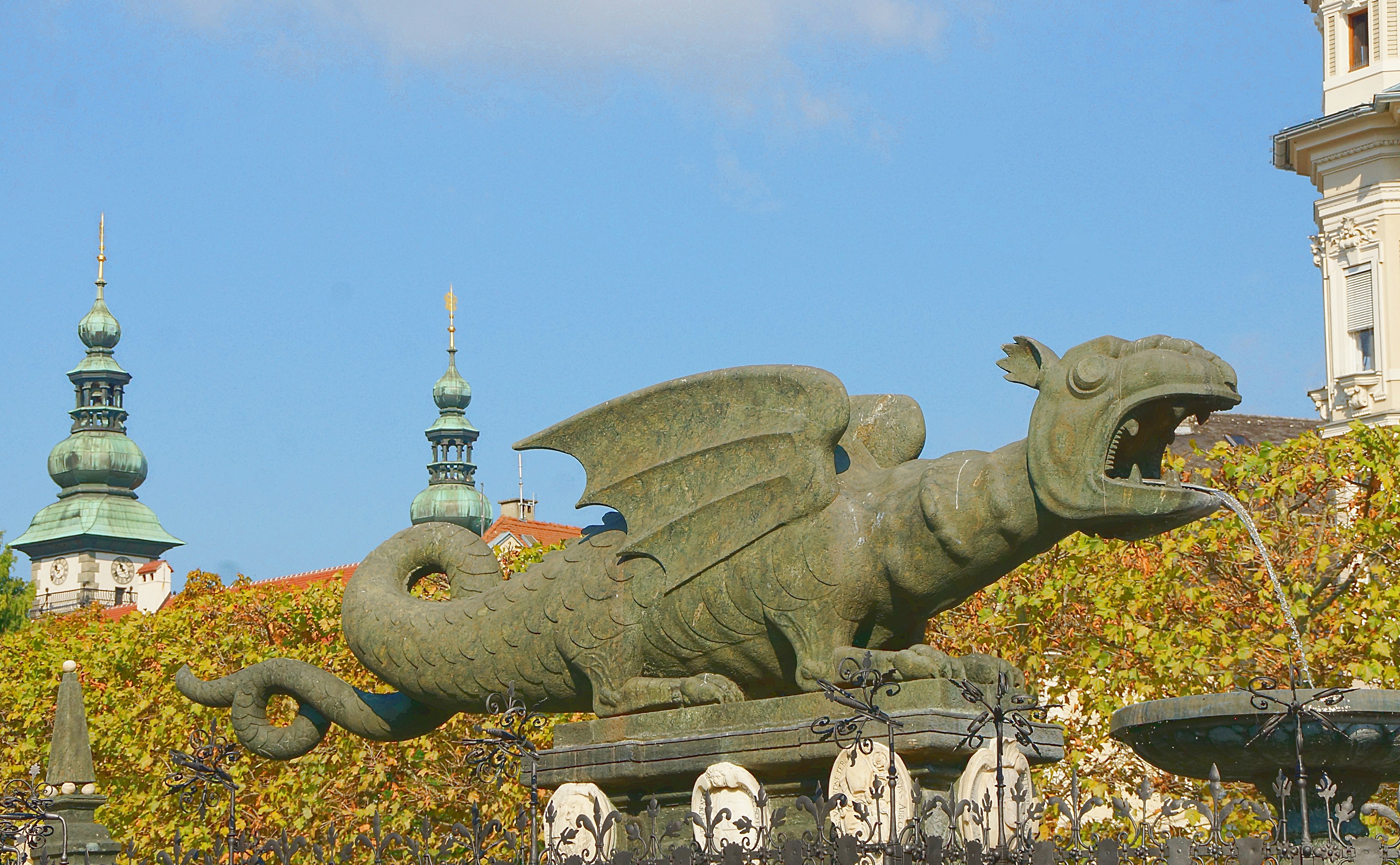 Фонтан Дракон на площади в Клагенфурте. Фото Морошкина В.В.