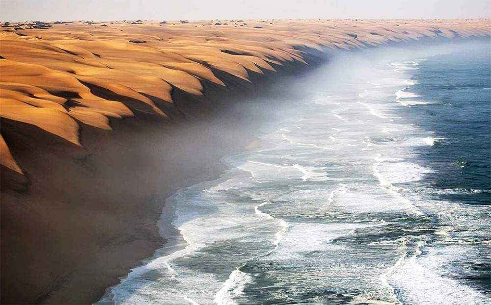 Место, где пустыня Намиб встречает море.