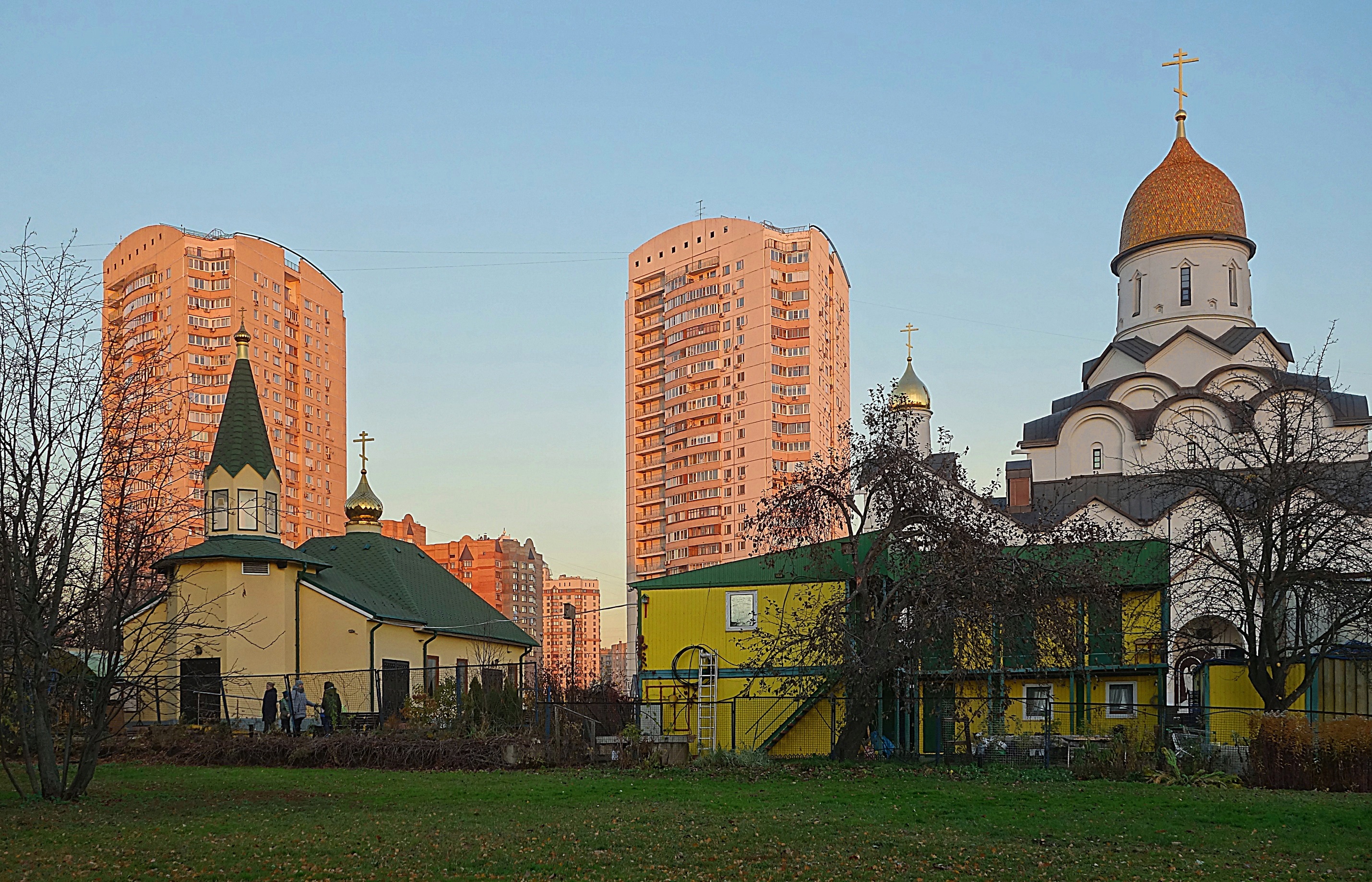 На краю парка Олимпийской деревни вечером. Фото Морошкина В.В.