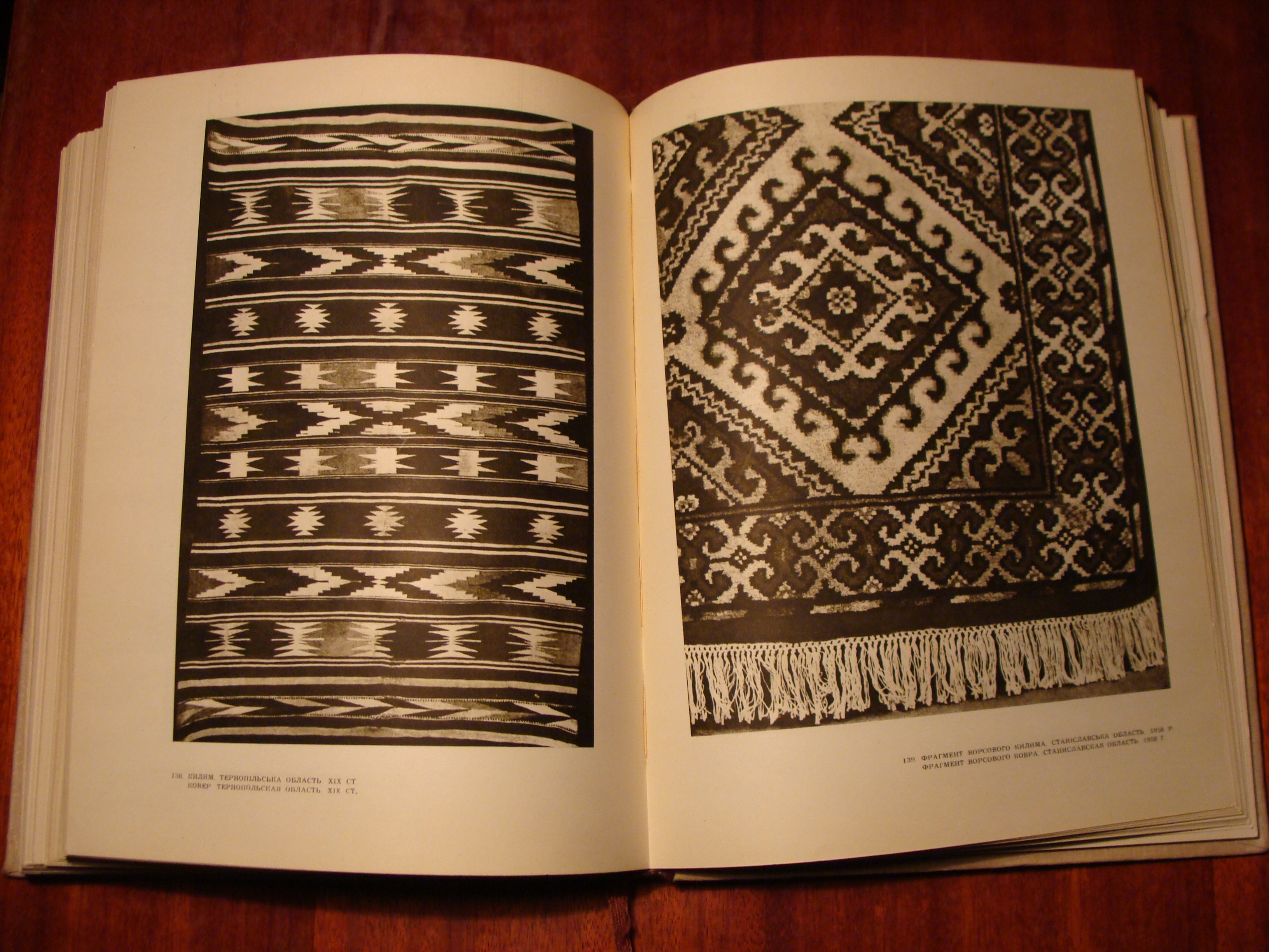 УКРАЇНСЬКЕ НАРОДНЕ МИСТЕЦТВО ТКАНИНИ ТА ВИШИВКИ