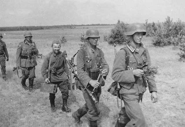 wehrmacht soldiers and Hiwi