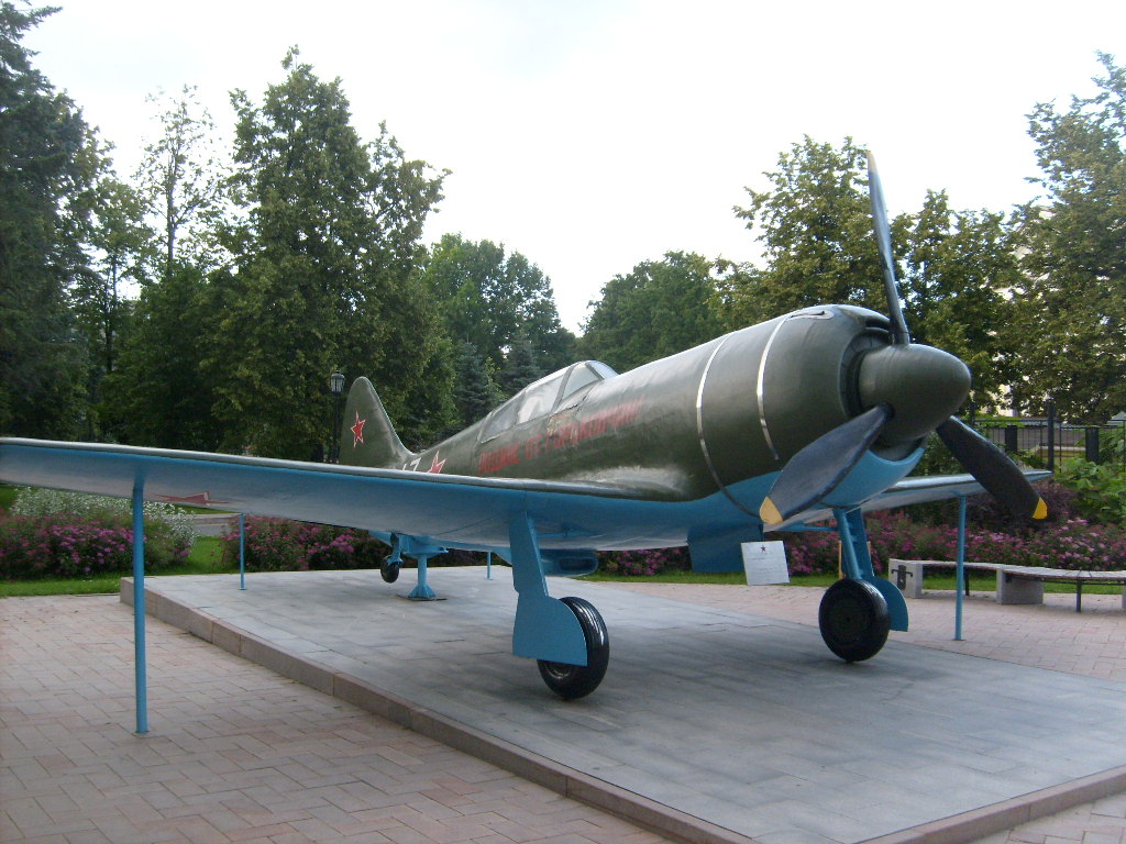 2017-07-19 (20в) Нижний Новгород. Кремль. Модель самолета (1х1) выпускавшимся на Соколе