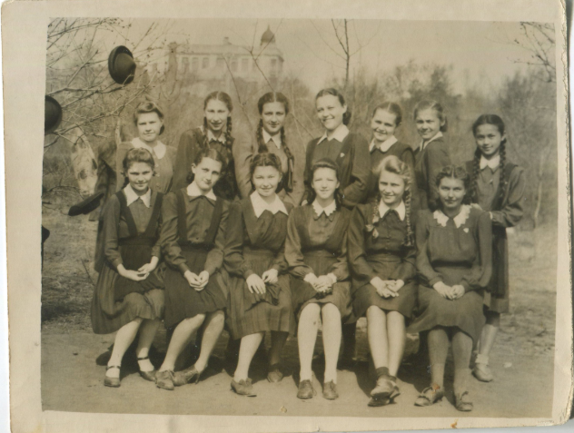 Ученики III класса Института Христианского союза молодых людей. Китай, Харбин. 1944 г
