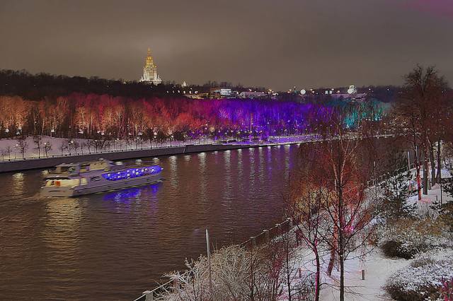 Москва-река с плывущим корабликом. Вид с Метромоста. Фото Морошкина В.В.