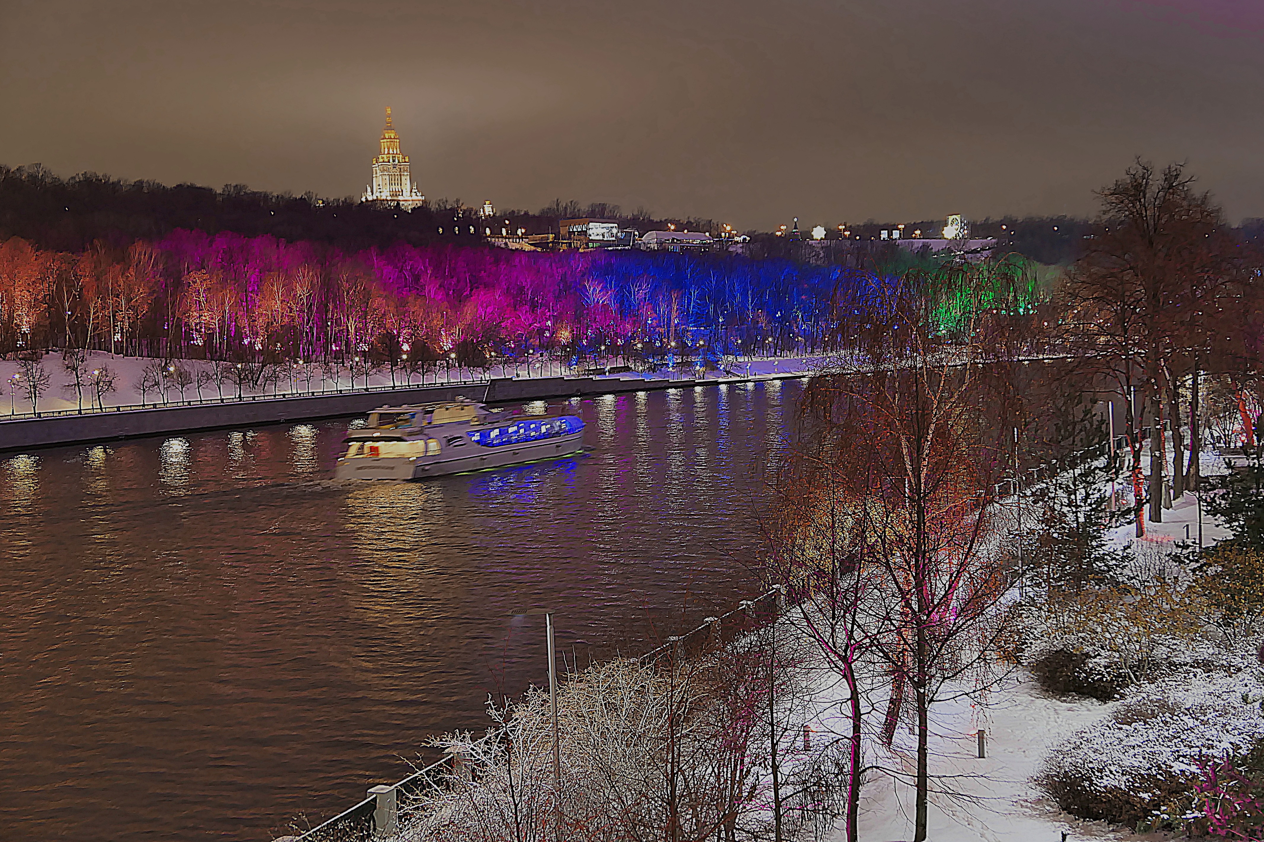 Москва-река с плывущим корабликом. Вид с Метромоста. Фото Морошкина В,В.