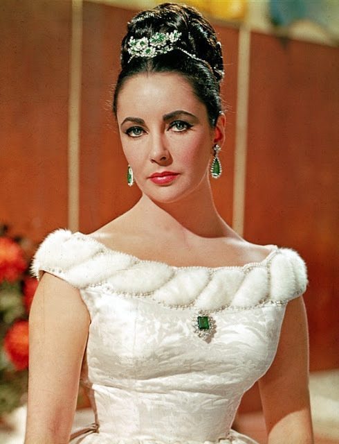 A-young-Elizabeth-Taylor-looking-beautiful-in-her-Bulgari-emerald-and-diamond-suite-minus-the-necklace.-Via-Diamonds-in-the-Library.