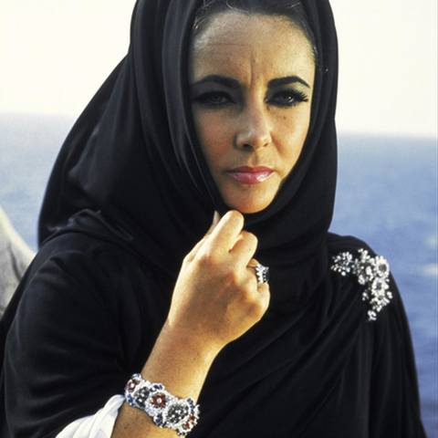 elizabeth taylor wearing bulgari jewellery in boom.jpg 1536x0 q75 crop-scale subsampling-2 upscale-false