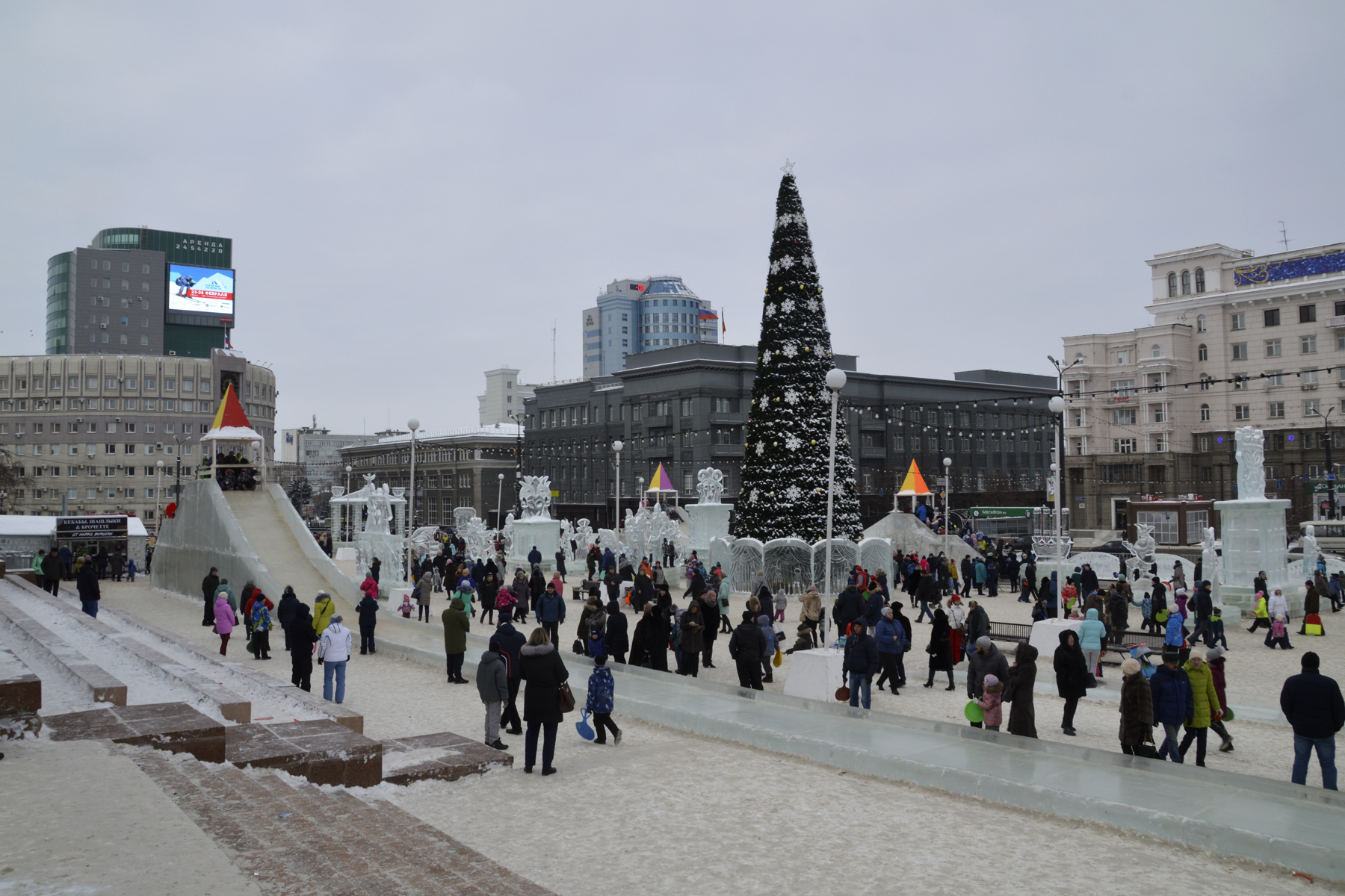Ледовый городок на площади Революции