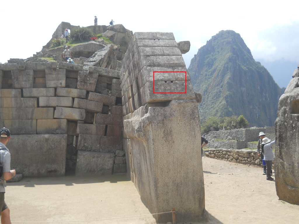 030-haupttempel-rechte-mauer+hausberg-Huaynapicchu