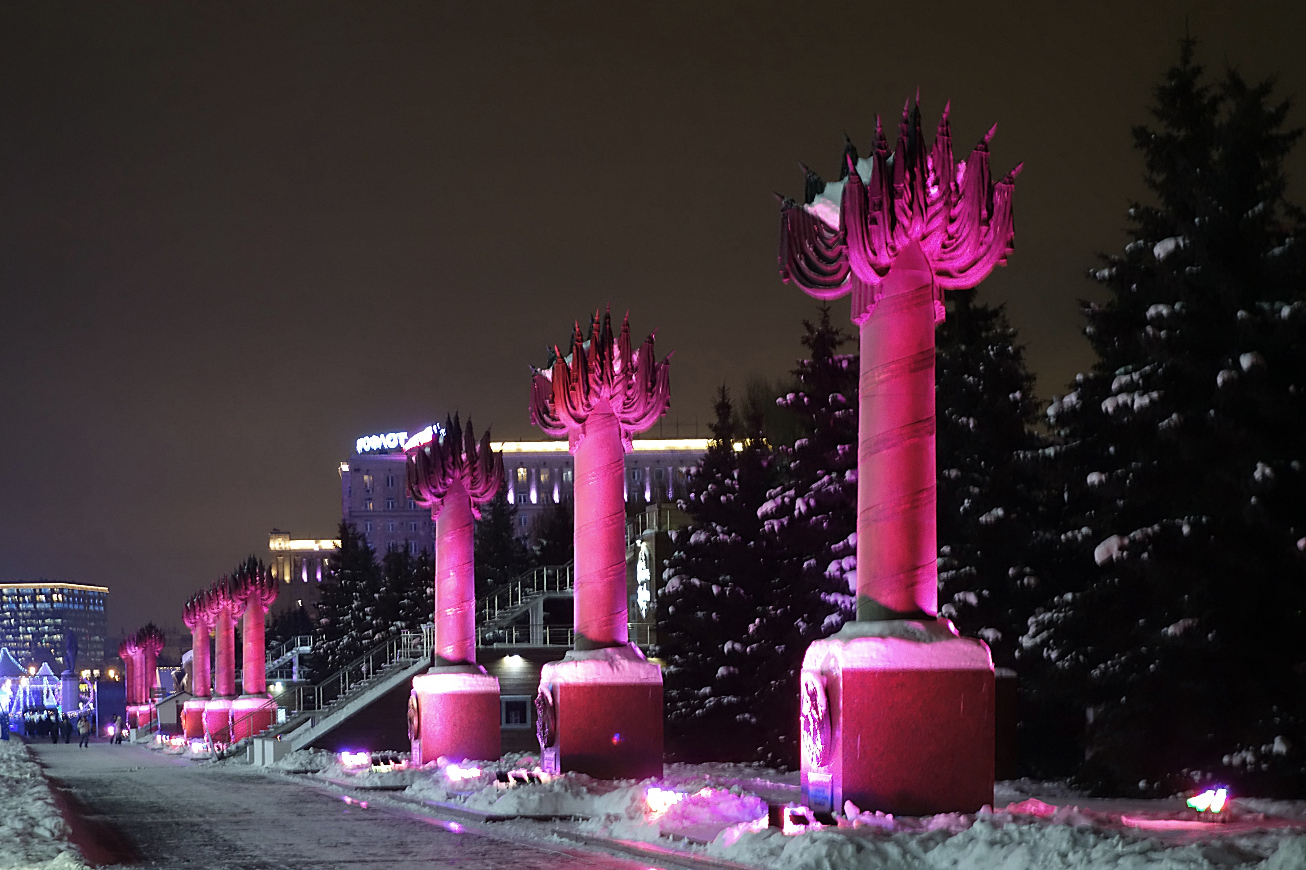 Колонны с подсветкой в парке Победы. Фото Морошкина В.В.