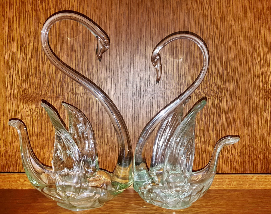 Лебеди 29 и 25 см . Продаётся и находится в Ульяновске. 8 905 349 8210