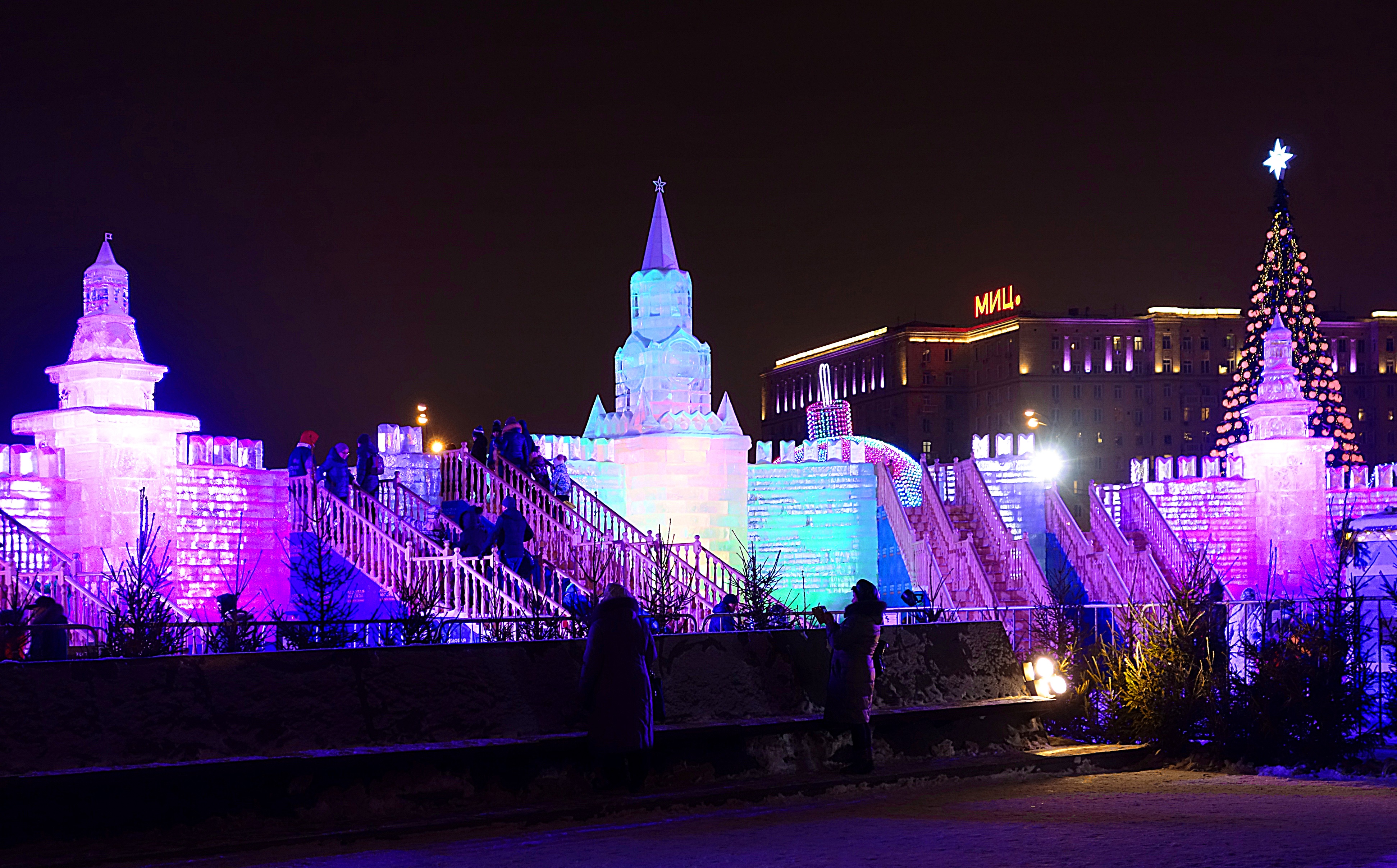 Часть ледяной Кремлёвской стены в ПАрке Победы. Фото Морошкина В.В.