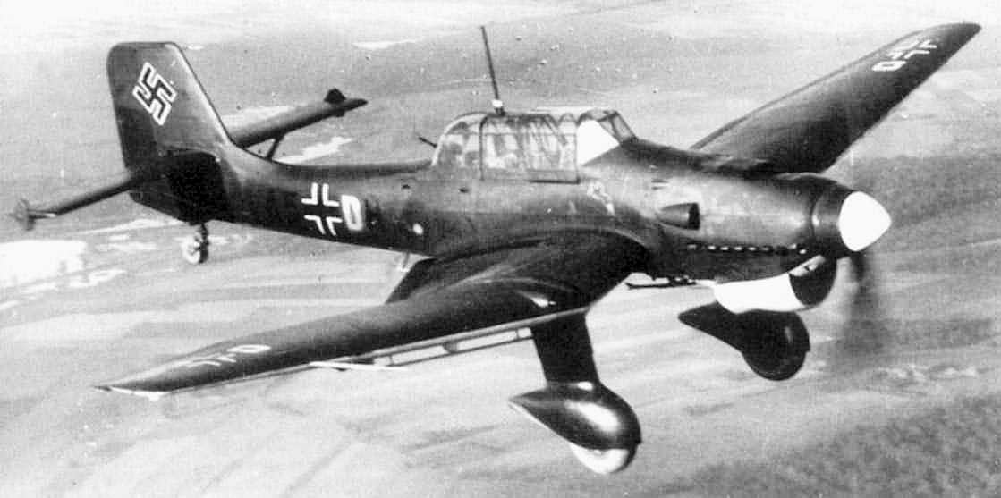 Юнкерс-Ju-87-немецкий-двухместный-пикирующий-бомбардировщик-и-штурмовик