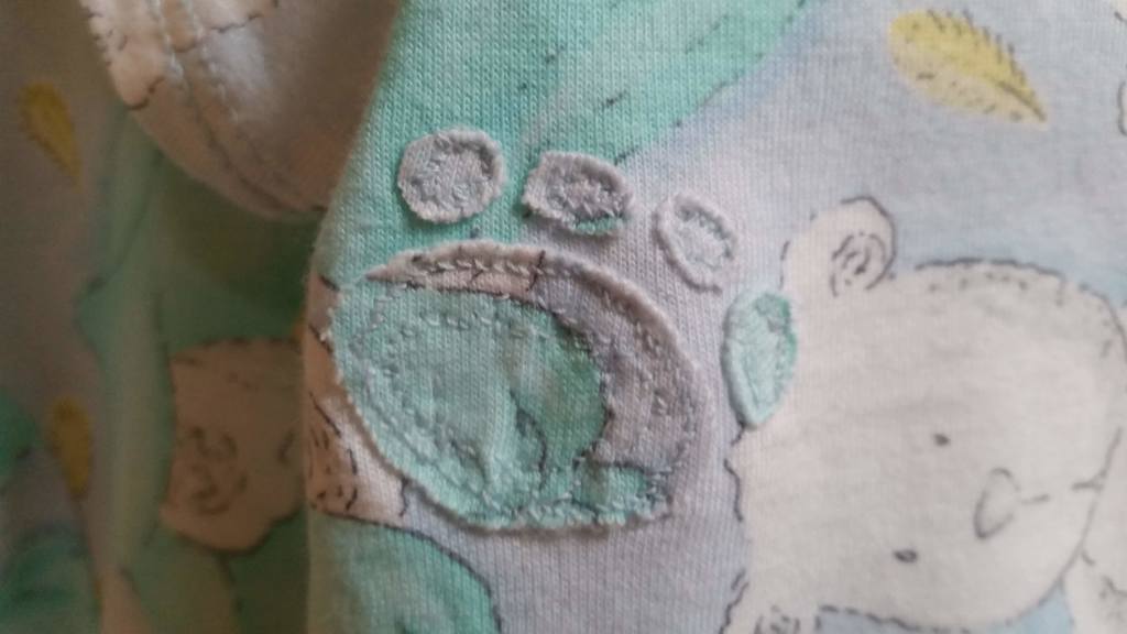 лапка на пижамке