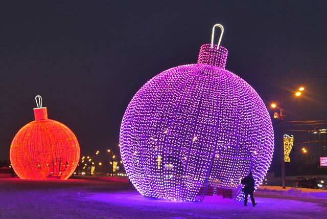 Световые фигуры-шары в Парке Победы. Фото Морошкина В.В.