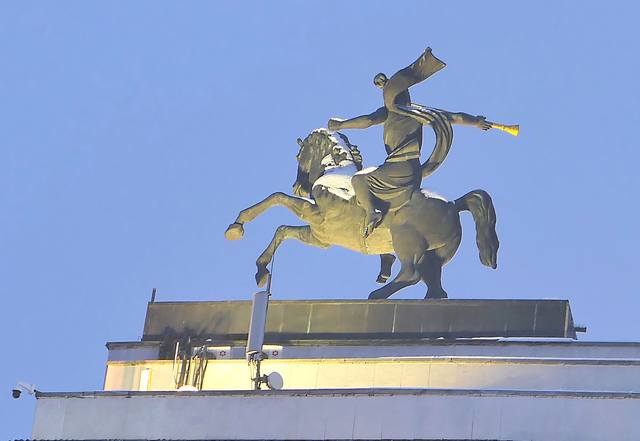 Скульптура на фронтоне Музея Парка Победы. Фото Морошкина В.В.