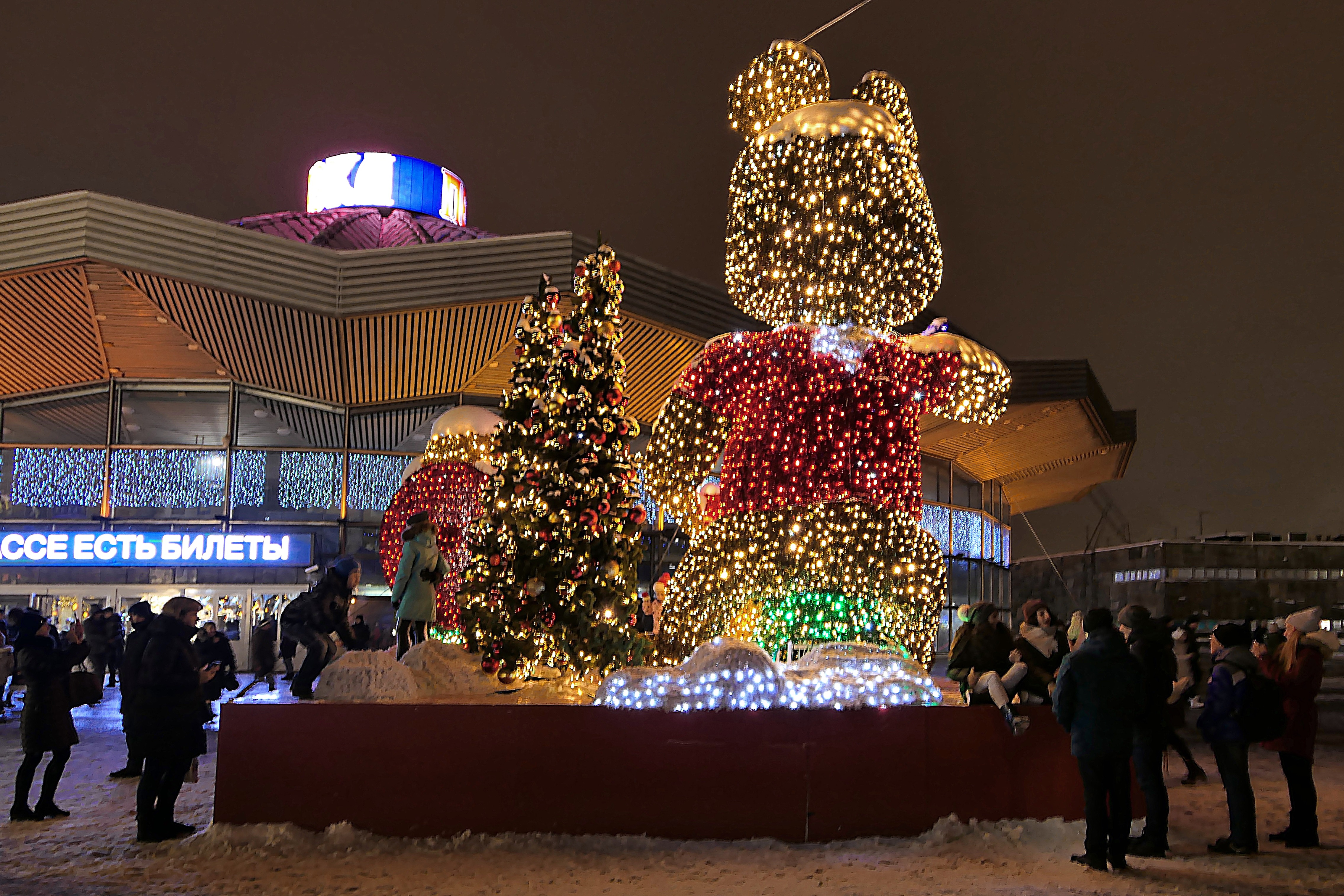 Световые фигуры возле цирка на пр. Вернадского. Фото Морошкина В.В.