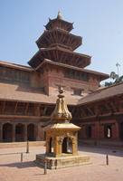 Двор Хануман Дхока с башней в непальском стиле Невари. Фото Морошкинга В.В.