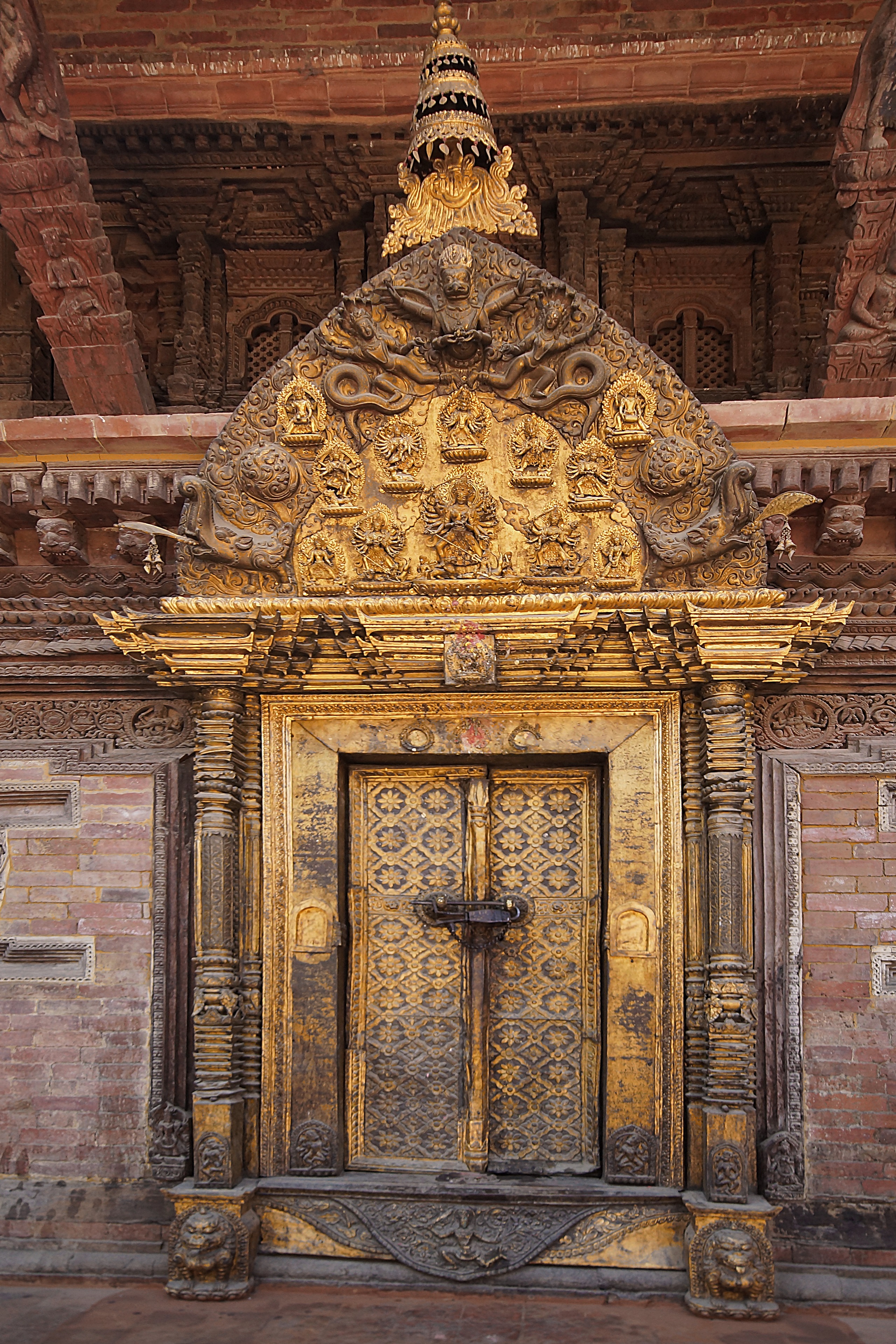 Позолоченные двери во дворце Хануман Дхока. Фото Морошкина В.В.