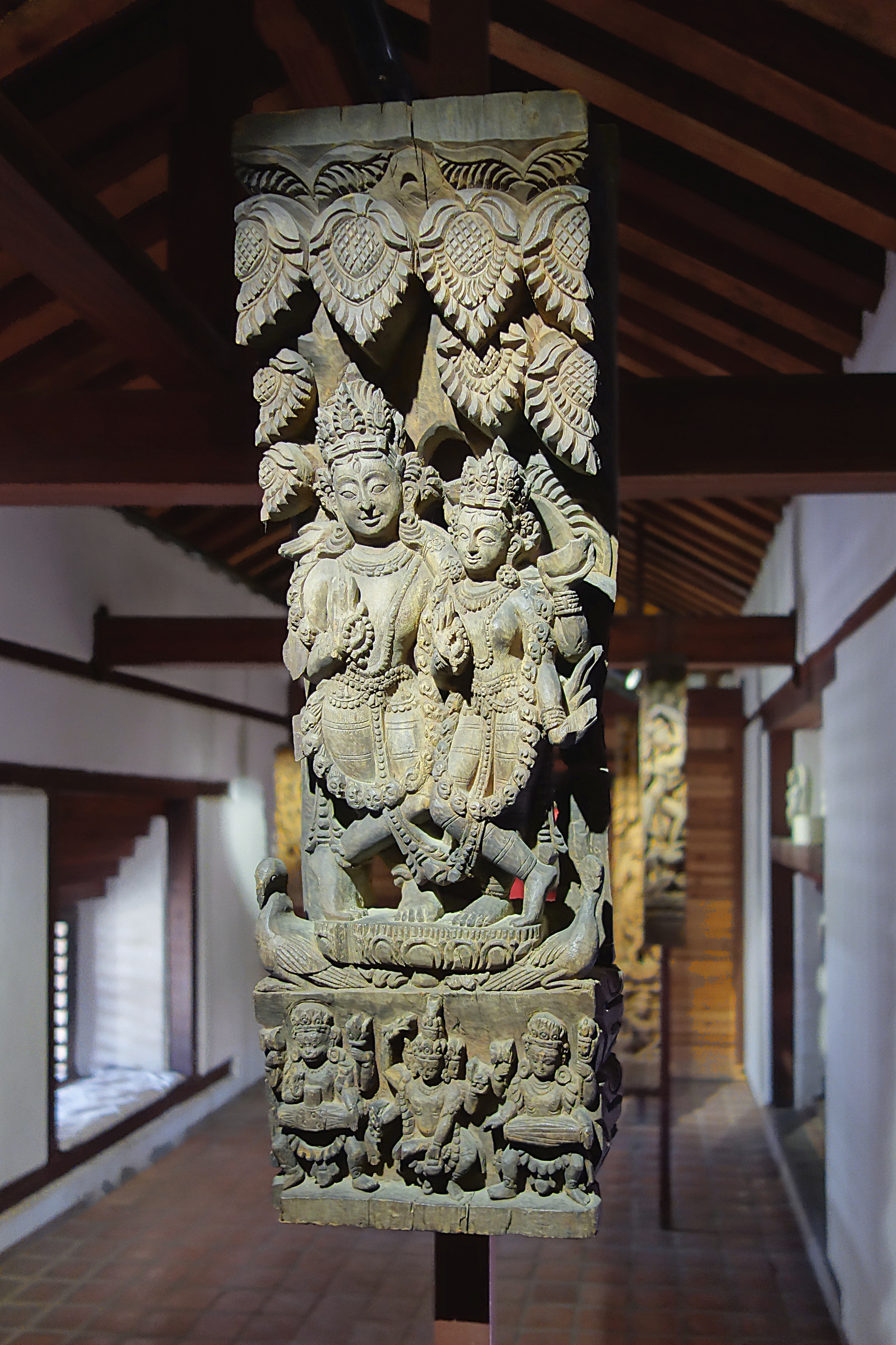 Древний каменный барельеф в музее дворца Хануман Дхока. Фото Морошкина В.В.