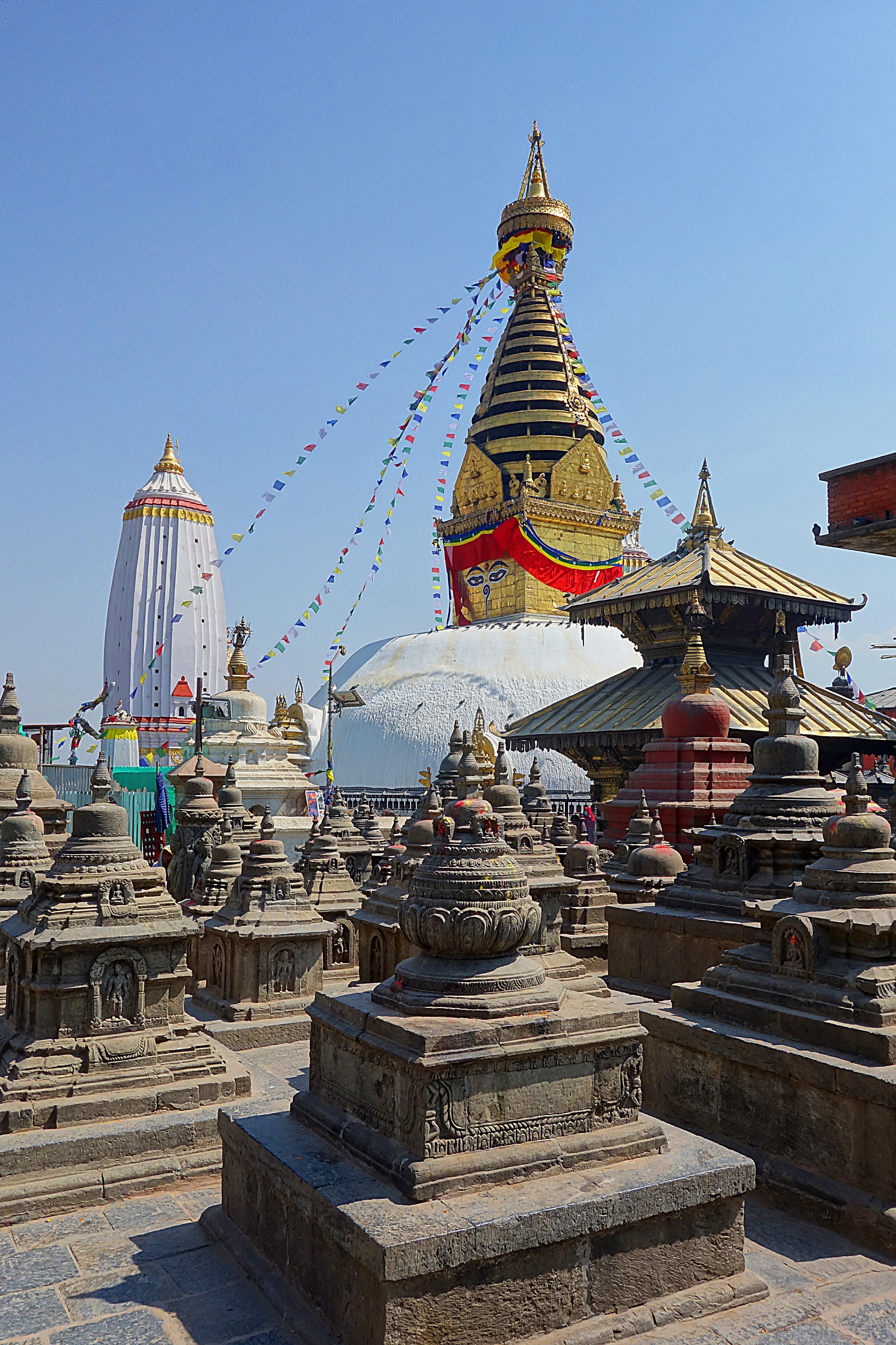Комплекс ступы Сваямбхунат на холме Катманду. Фото Морошкина В.В.