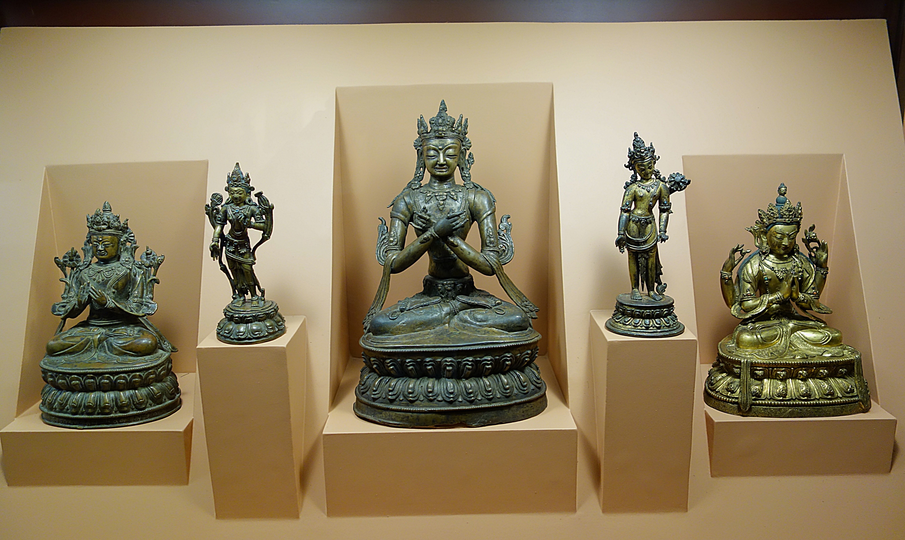 Старинные бронзовые статуэтки в музее Катманду. Фото Морошкина В.В.