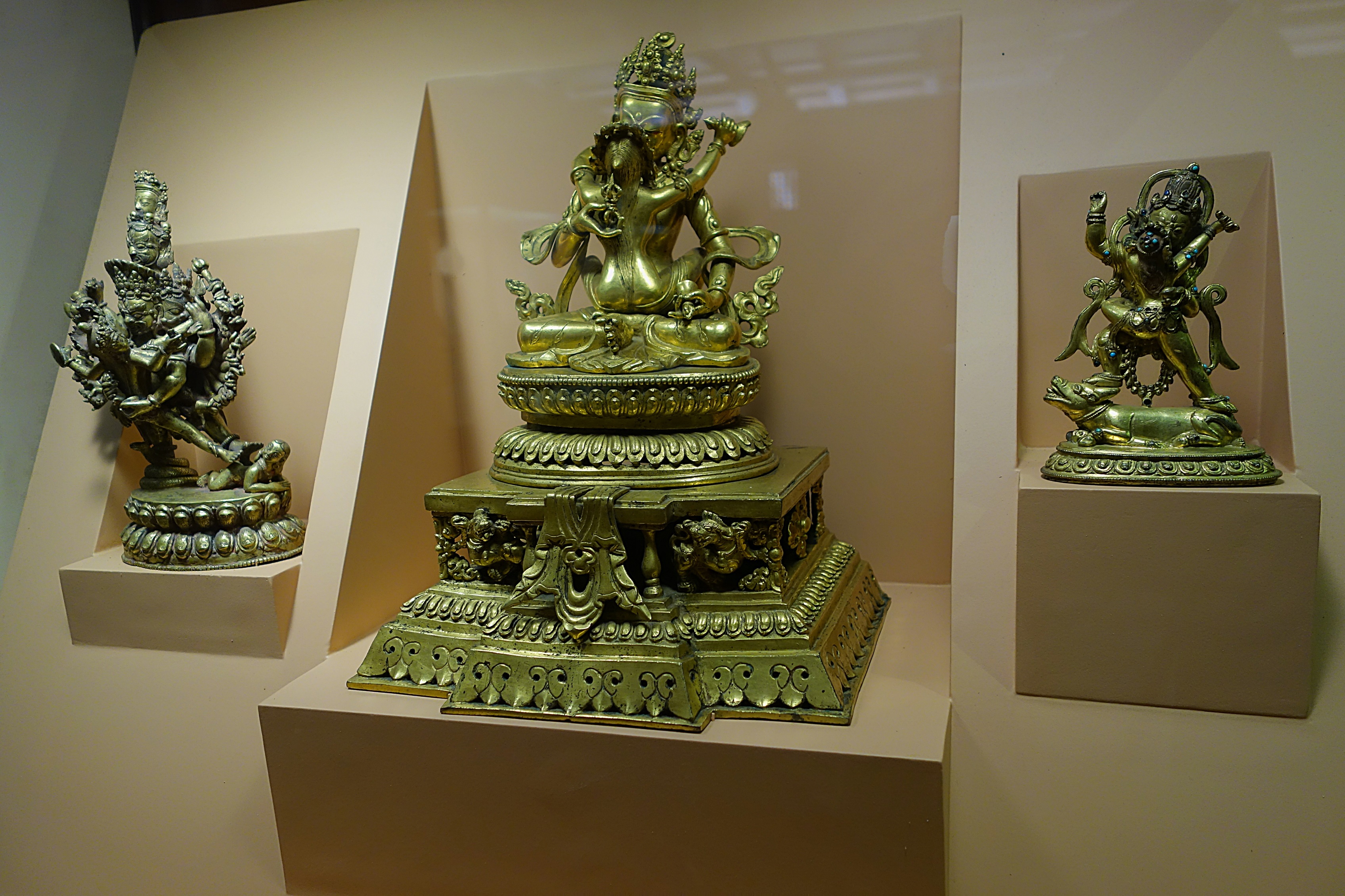 Старинные бронзовые статуэтки в музее Катманду. Фото Морошкина В.В.