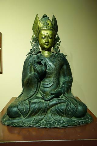 Небольшая статуя богини, сидящей в позе Лотоса, в музее Катманду. Фото Морошкина В.В.