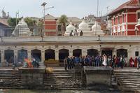 Храмовый комплекс-крематорий Пашупатинатх на берегу речки в Катманду. Фото Морошкина В.В.